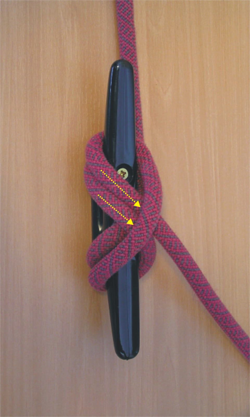 Photo of a correctly laid locking hitch: arrows show the top turn lying parallel to the diagonal beneath it